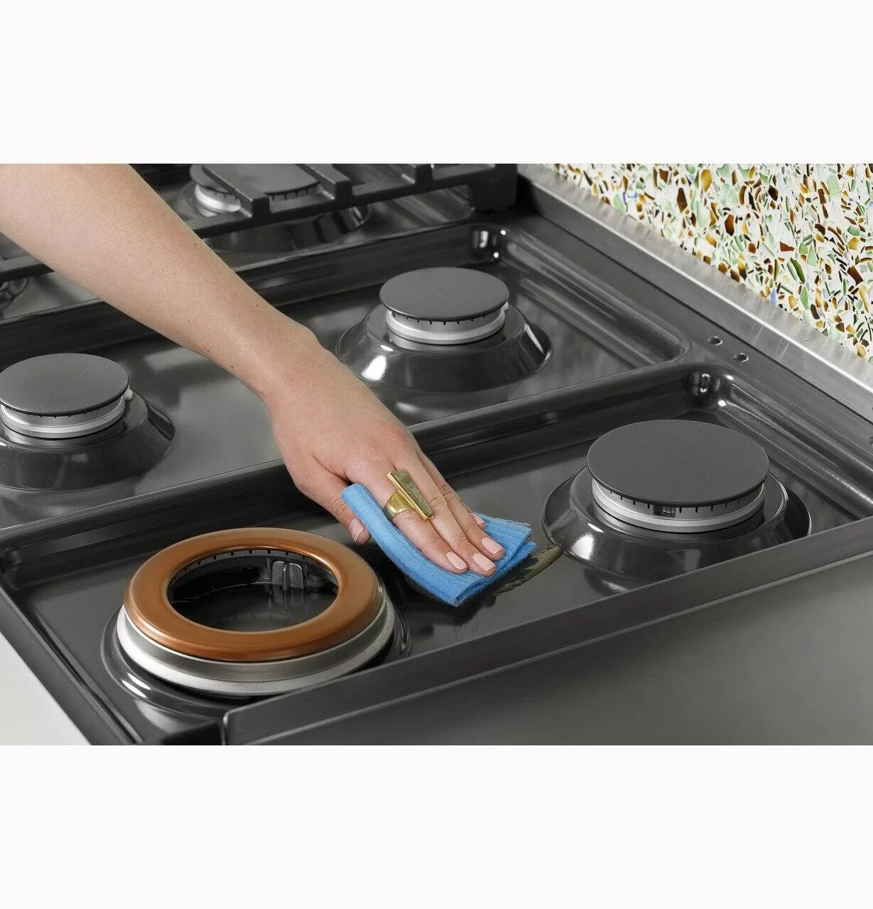 Cafe CGU486P4TW2 Caf&#8482; 48" Commercial-Style Gas Rangetop With 6 Burners And Integrated Griddle (Natural Gas)