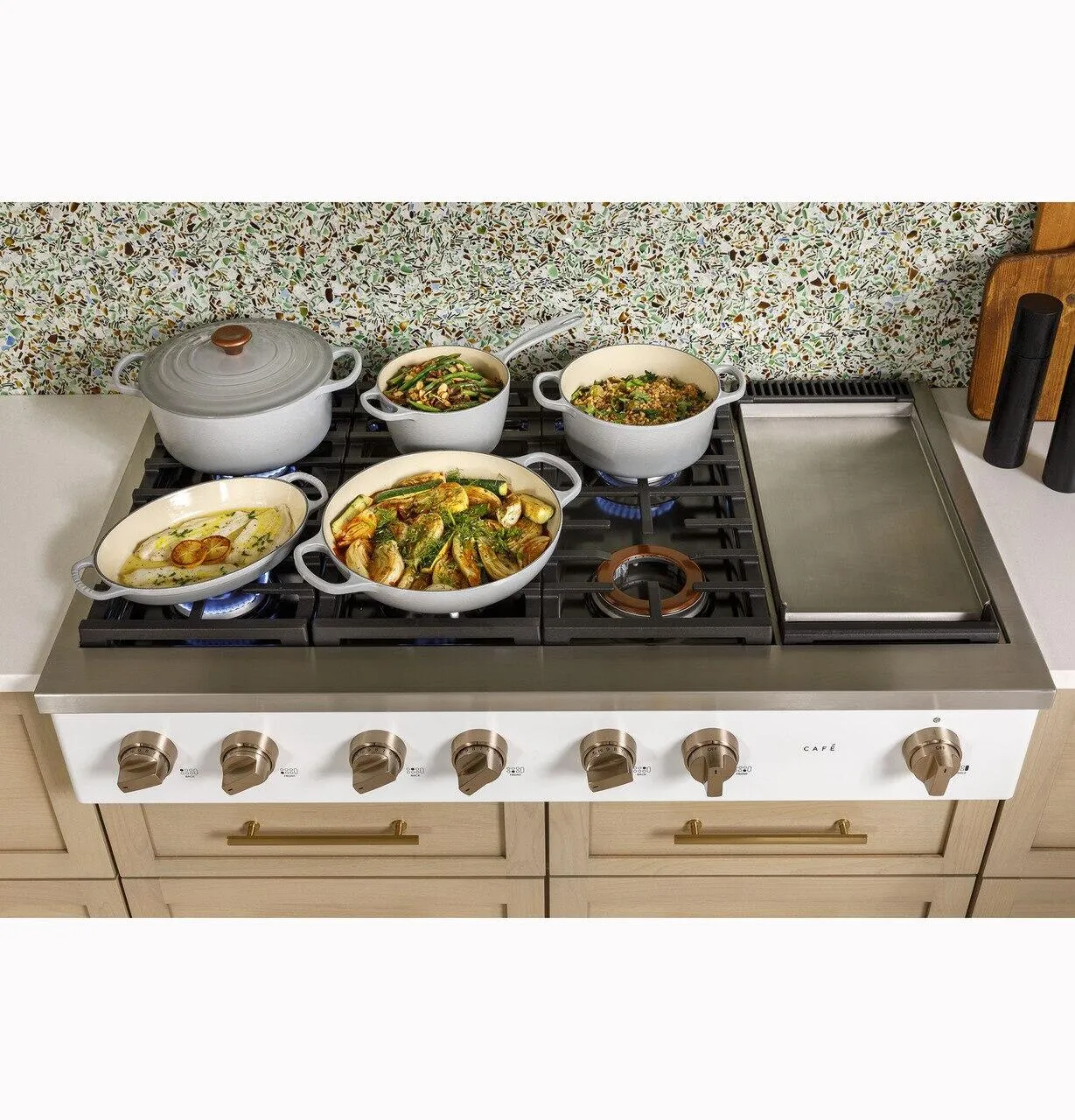 Cafe CGU486P4TW2 Caf&#8482; 48" Commercial-Style Gas Rangetop With 6 Burners And Integrated Griddle (Natural Gas)