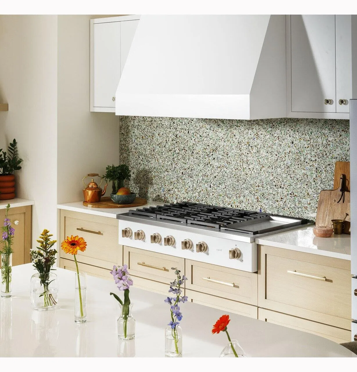 Cafe CGU486P4TW2 Caf&#8482; 48" Commercial-Style Gas Rangetop With 6 Burners And Integrated Griddle (Natural Gas)