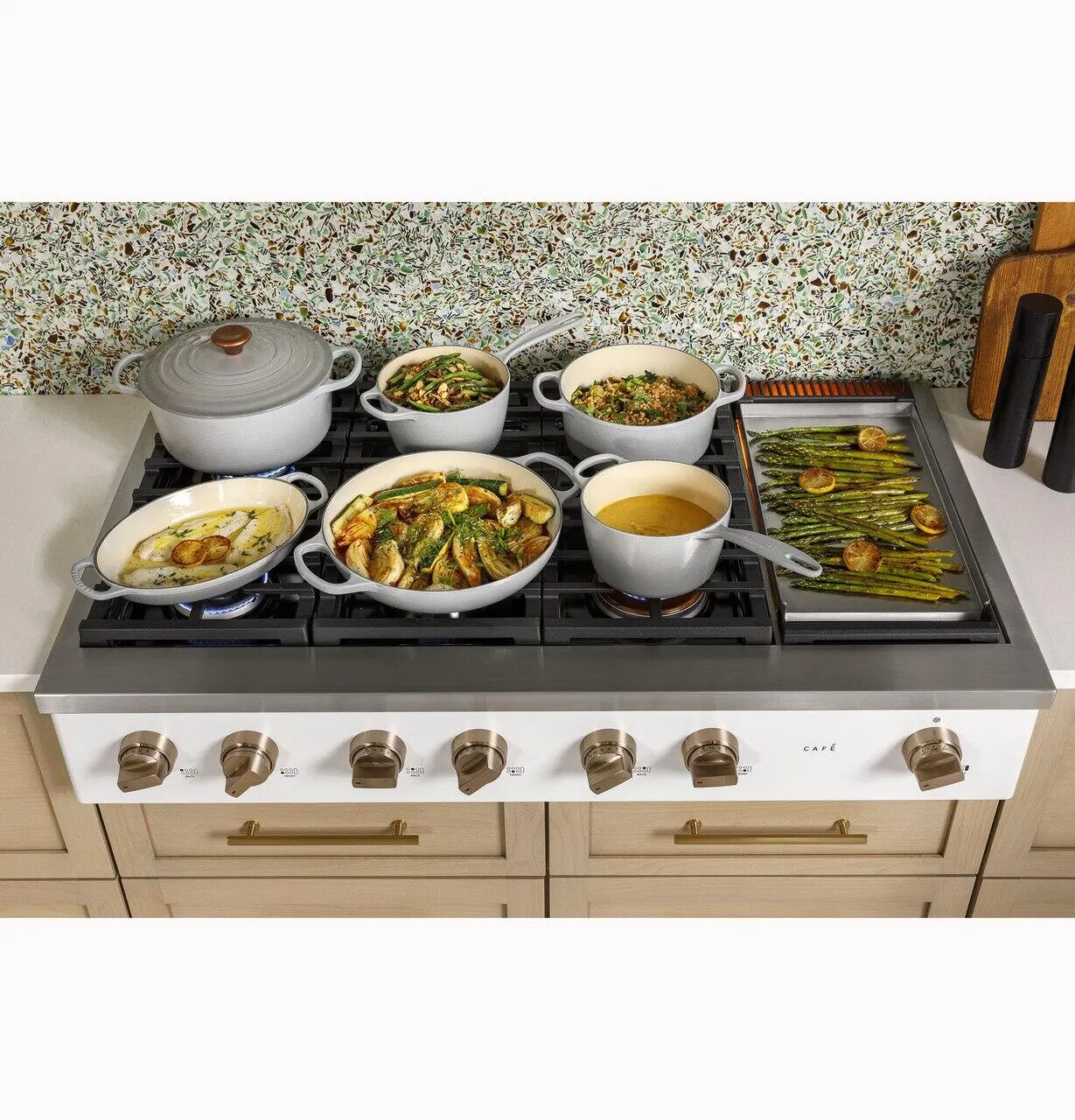 Cafe CGU486P4TW2 Caf&#8482; 48" Commercial-Style Gas Rangetop With 6 Burners And Integrated Griddle (Natural Gas)
