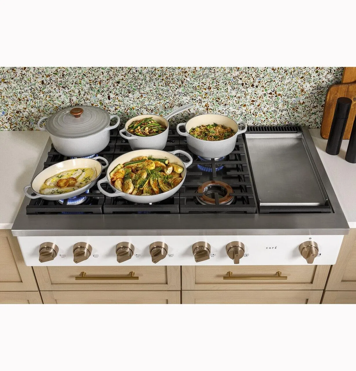 Cafe CGU486P4TW2 Caf&#8482; 48" Commercial-Style Gas Rangetop With 6 Burners And Integrated Griddle (Natural Gas)