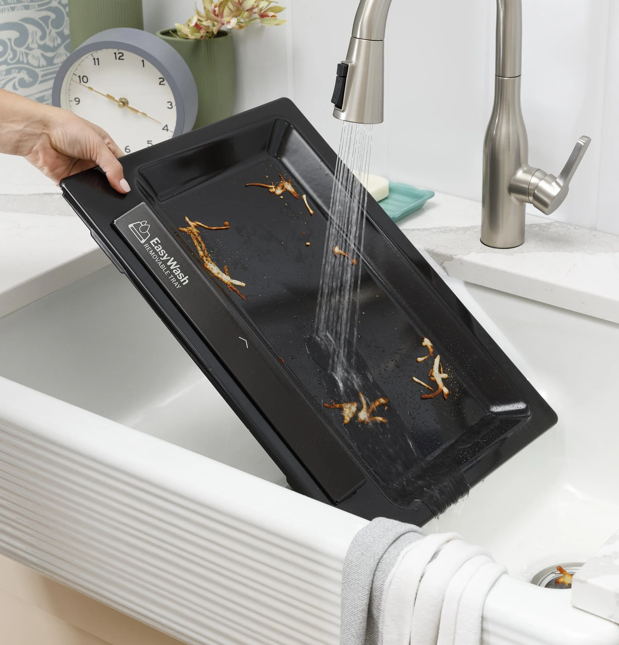 Ge Appliances GGF600AVWW Ge? 30" Free-Standing Gas Convection Range With No Preheat Air Fry And Easywash&#8482; Oven Tray