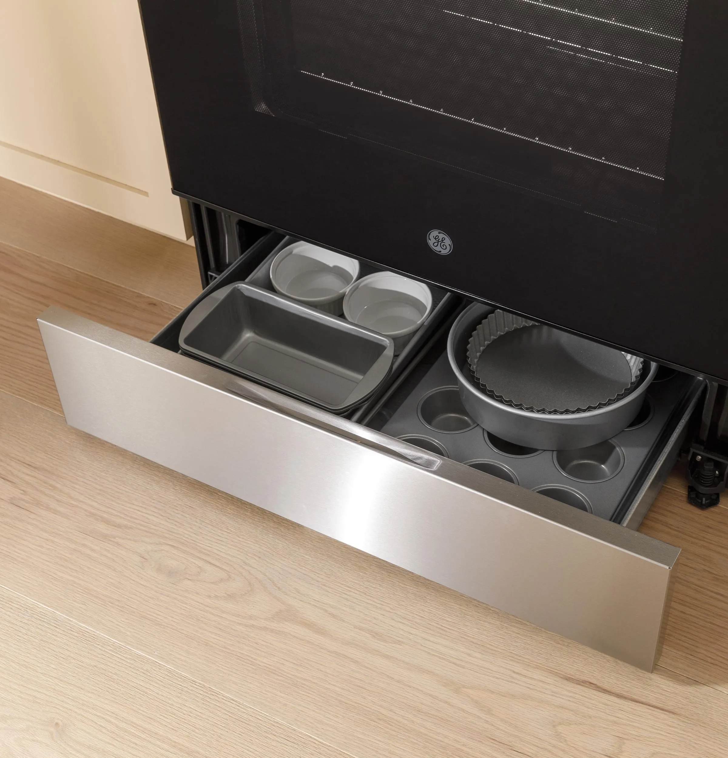 Ge Appliances GRF500PVWW Ge? 30" Free-Standing Electric Range