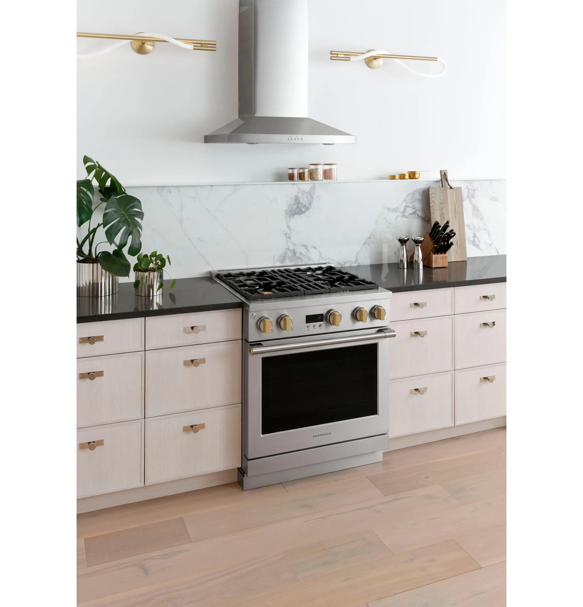 Monogram ZDP304NTSS Monogram 30" Dual-Fuel Professional Range With 4 Burners (Natural Gas)