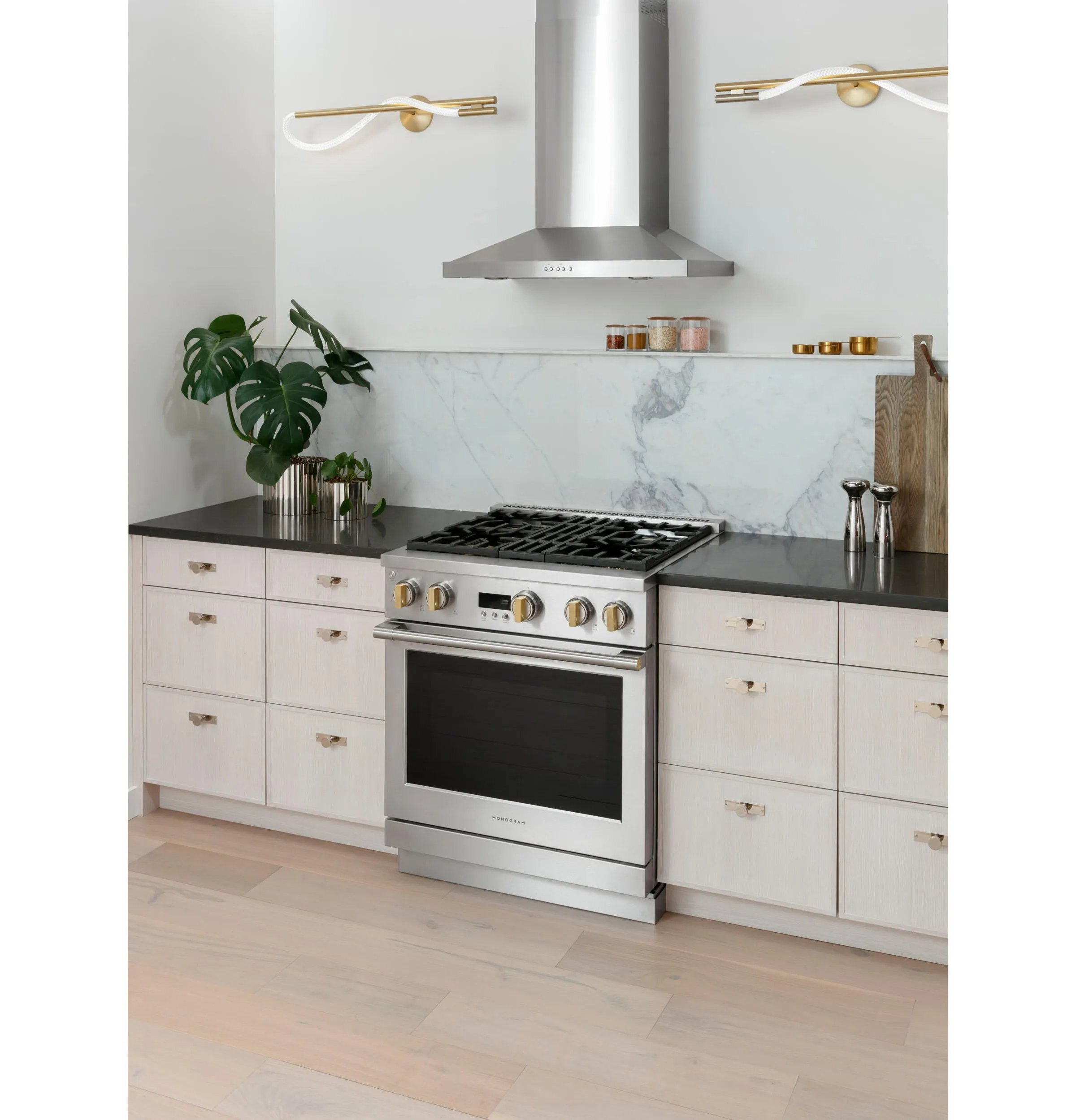 Monogram ZDP304NTSS Monogram 30" Dual-Fuel Professional Range With 4 Burners (Natural Gas)
