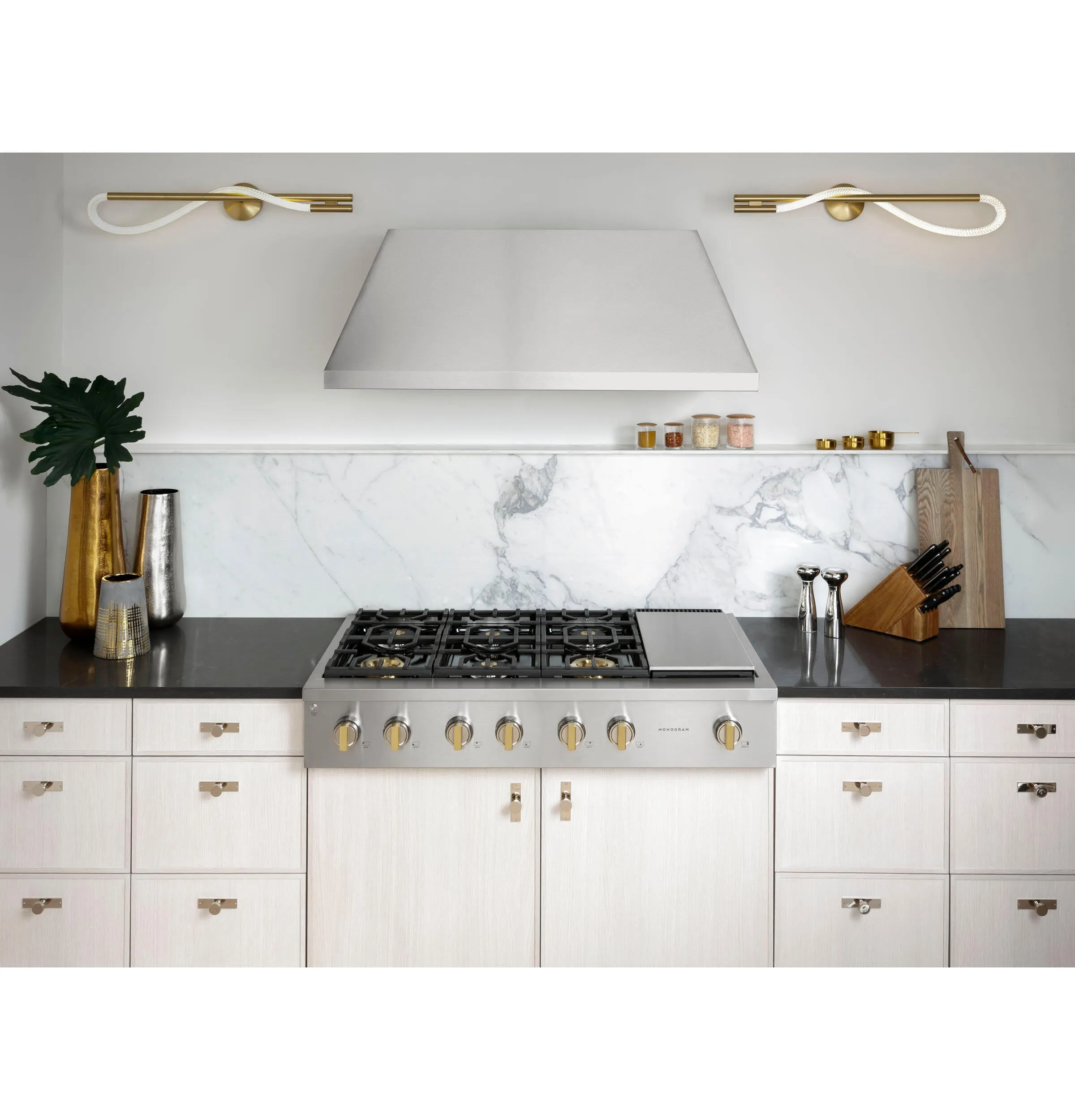 Monogram ZGU486NDTSS Monogram 48" Professional Gas Rangetop With 6 Burners And Griddle (Natural Gas)