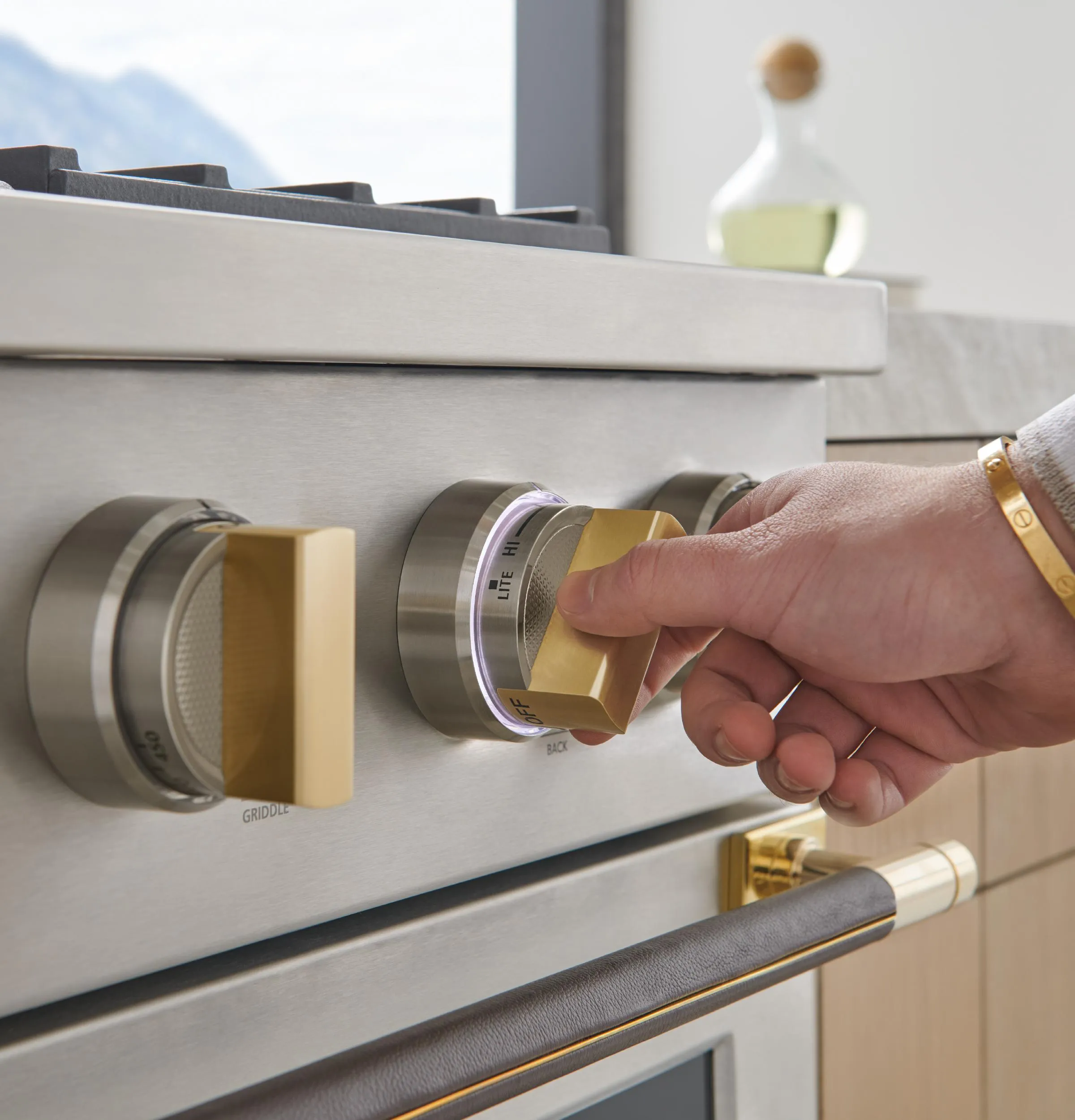 Monogram ZXPR48HSTB1 Monogram 48" Designer Collection Brass Short Handle For Pro Range