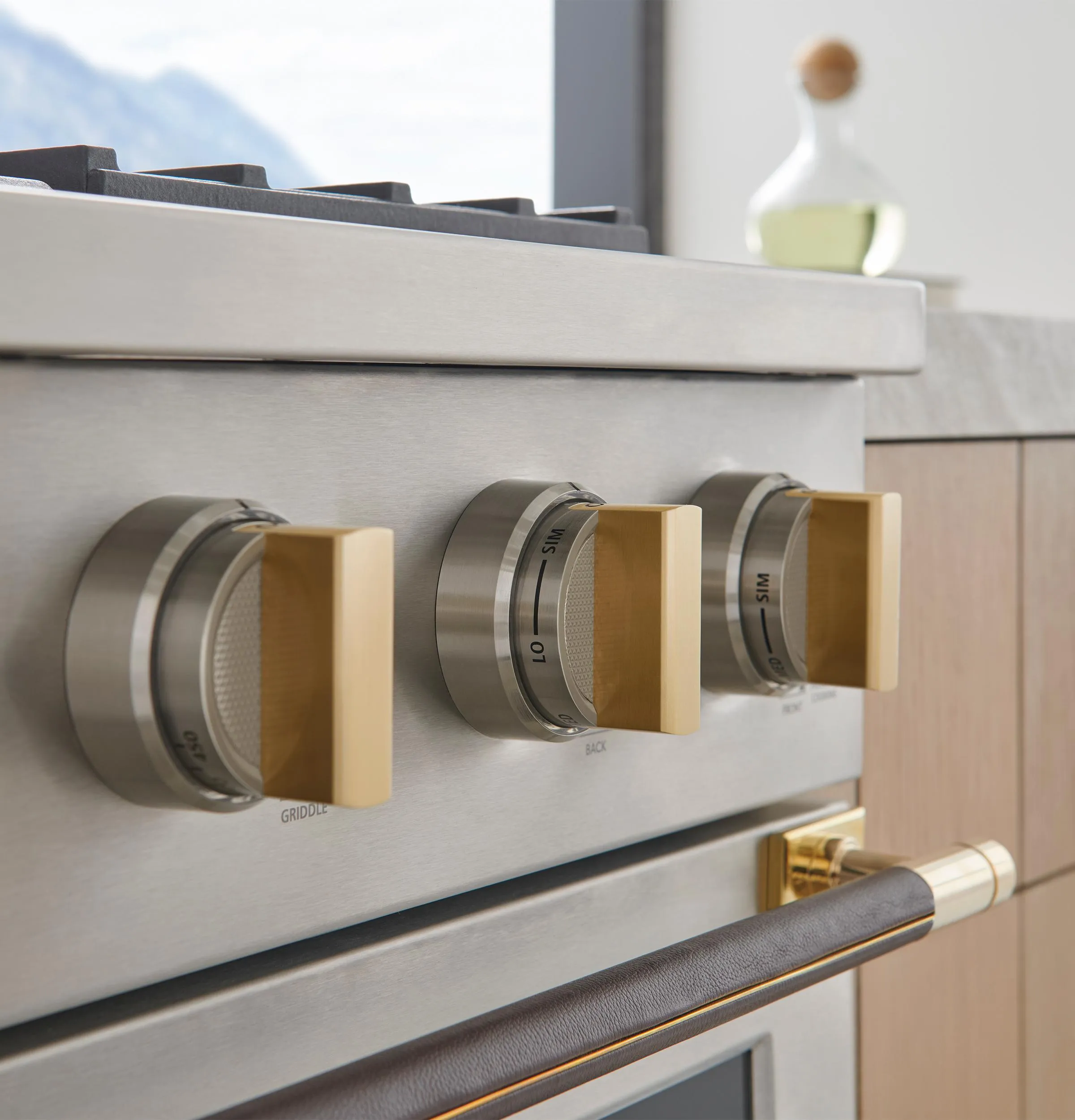 Monogram ZXPR48HSTB1 Monogram 48" Designer Collection Brass Short Handle For Pro Range