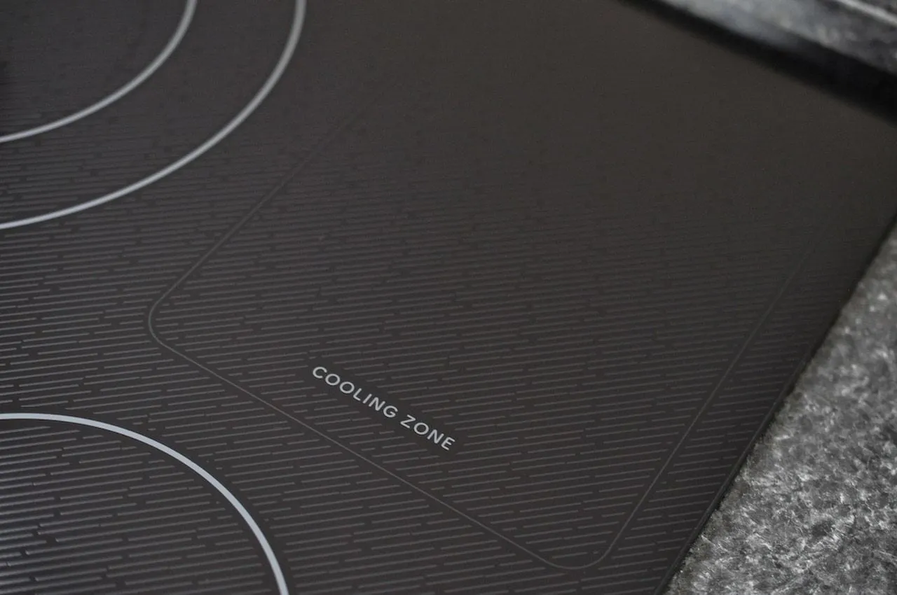 Sharp SDH3042DB 30 In. Width Induction Cooktop, European Black Mirror Finish Made With Premium Schott Glass